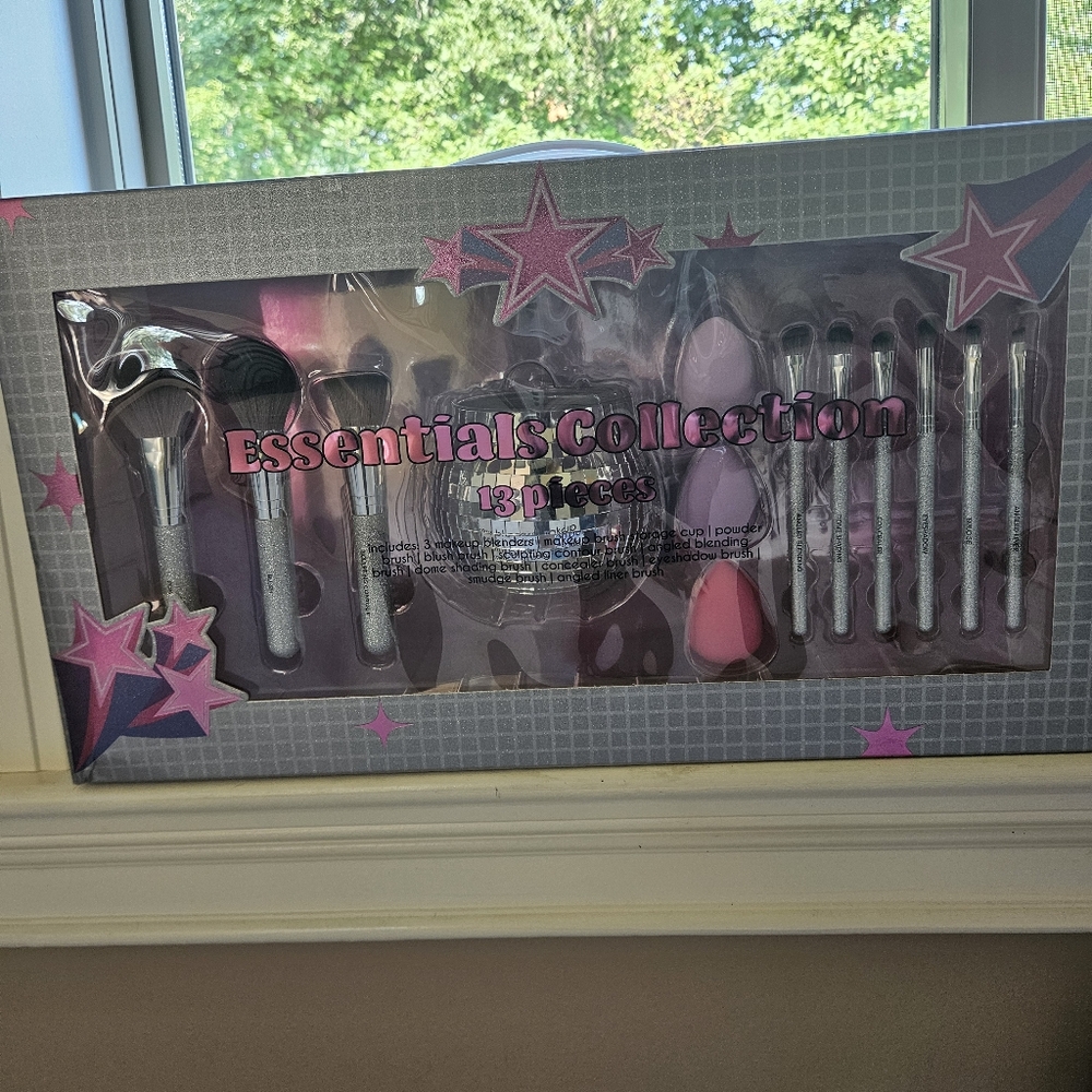 Essential Collection 13 pieces Makeup application kit (New inbox) silver